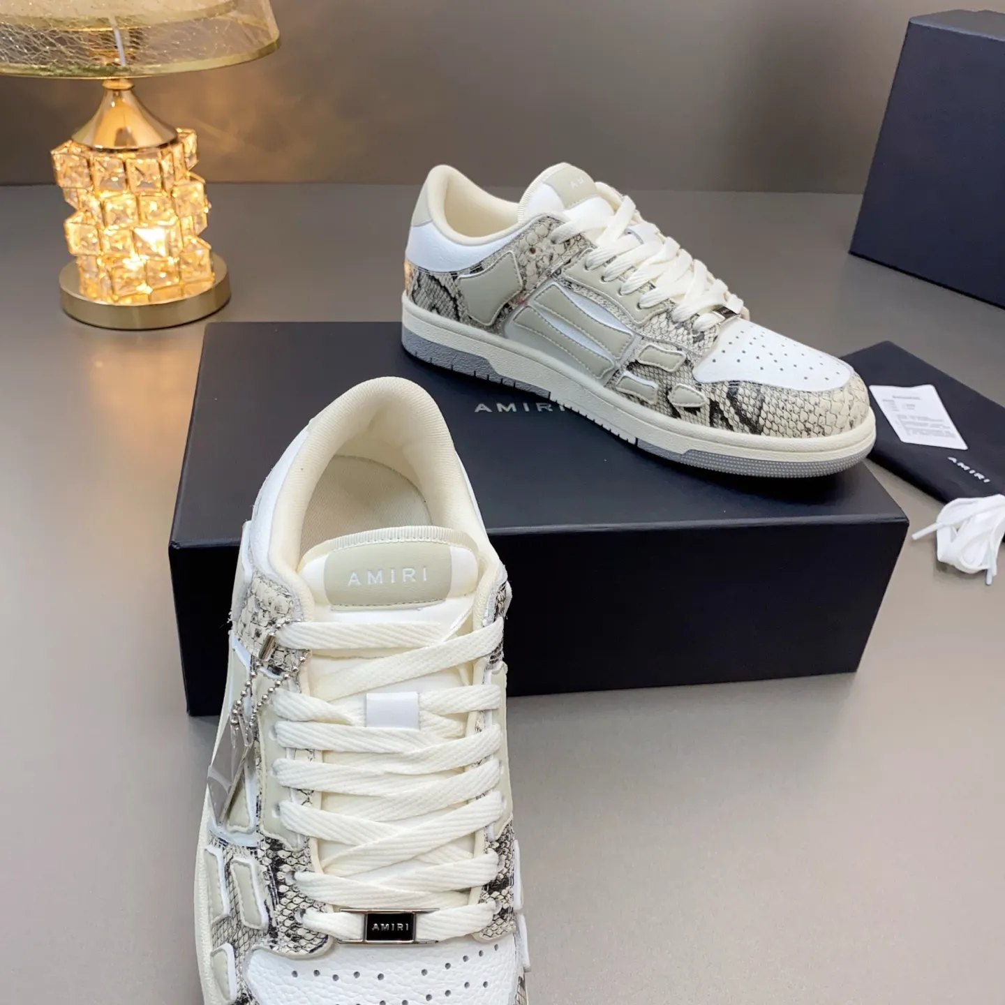 p580🐮🐮AMIRI Couple Style👑 The latest The Pacific Series Couple Style💀🦴Bone Stars Casual Sports Shoes Skateboard Shoes✔️ AMIRI's Pacific shoes are a sneaker that combines luxury and street style. Many celebrities and Internet celebrities have the same style. Its design and workmanship are very exquisite. Made of high-grade cow leather, soft to the touch and highly durable. 💎Fabrics: Original custom imported first-layer cowhide 💎Inner lining: Original customized breathable mesh 💎Foot: Original injection molded one-piece, comfortable, wear-resistant and not tiring for feet 💎Outsole: Original 1:1 molded three-color sole Original outsole 💎Sole thickness: 3CM 💎Size: Female 35-40 Male 39-46 💎Price; Top version 👑Special remarks Remark: (Female size 34 40 . Men's sizes 38 45 46 are customized and cannot be returned or exchanged. Please note when ordering! Thank you🤝🤝